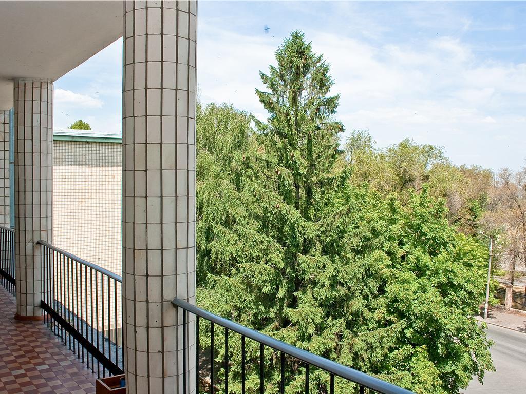 Zhovtneviy Hotel Dnipro Extérieur photo